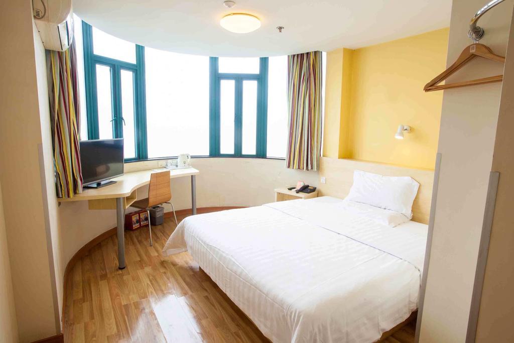 7Days Inn Beijing Railway Station Guangqu Gate Metro Station Exteriör bild