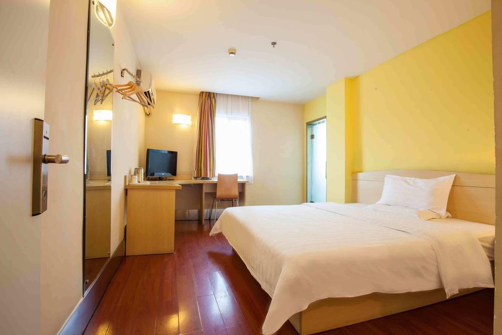 7Days Inn Beijing Railway Station Guangqu Gate Metro Station Exteriör bild