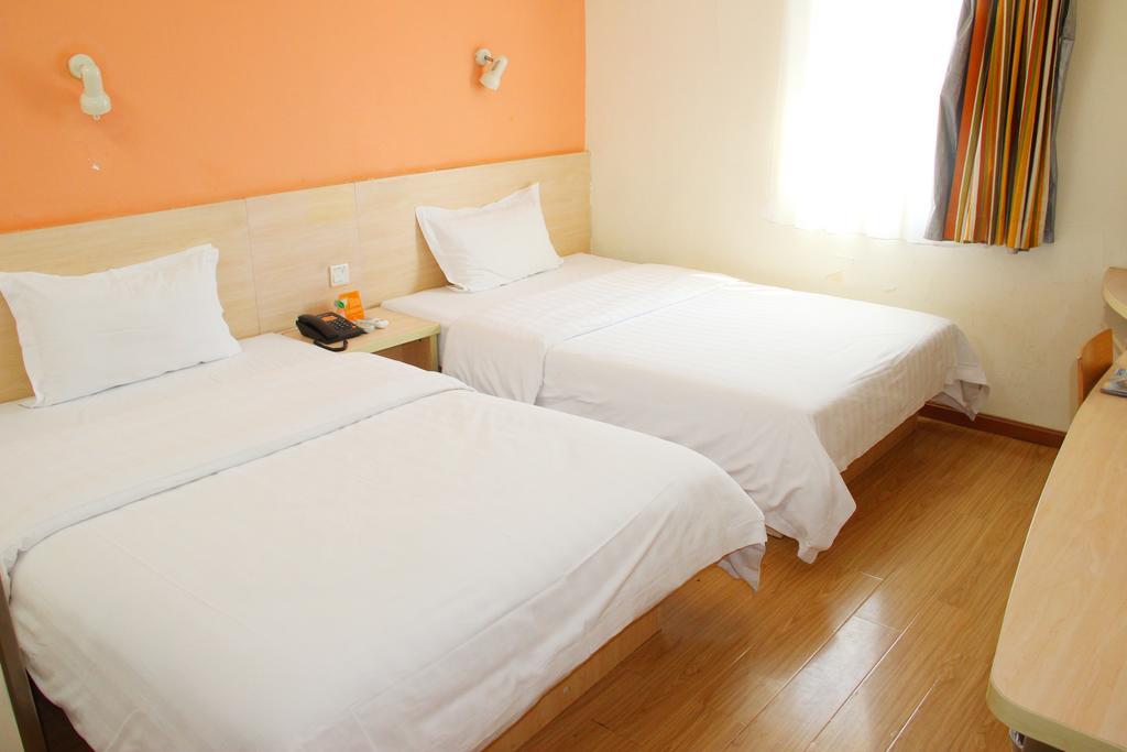 7Days Inn Beijing Railway Station Guangqu Gate Metro Station Exteriör bild