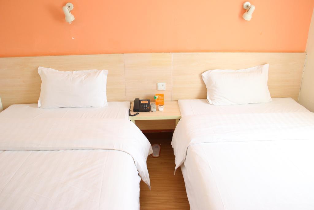 7Days Inn Beijing Railway Station Guangqu Gate Metro Station Exteriör bild